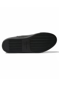 Suela de zapato de goma negra con una superficie texturizada y un patrón ondulado, que presenta texto en relieve que dice "SCAROSSO MADE IN ITALY."