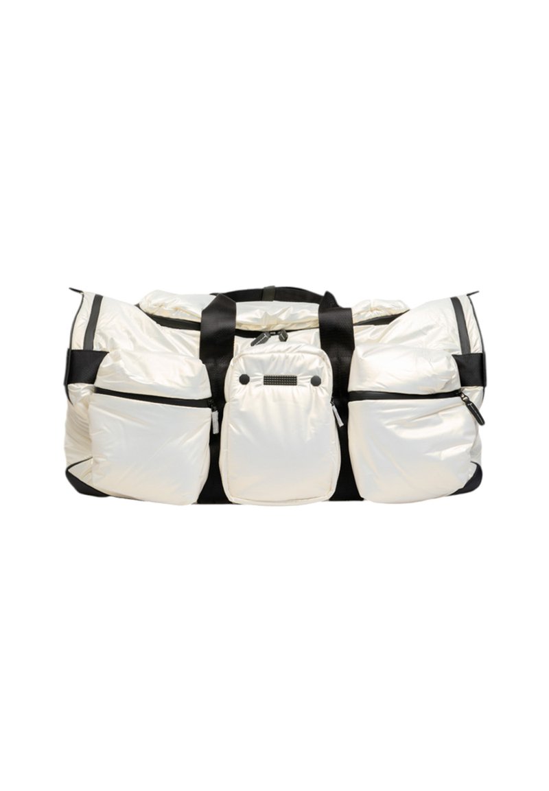 Sac de sport en nylon blanc avec trois poches extérieures, sangles et fermetures éclair noires. Texture lisse, forme arrondie et design minimaliste.