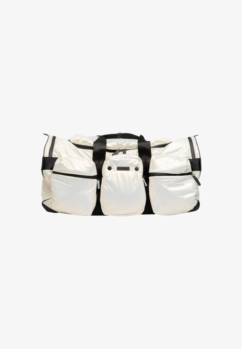 Sac de sport en nylon blanc avec trois poches extérieures, sangles et fermetures éclair noires. Texture lisse, forme arrondie et design minimaliste.