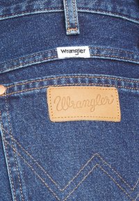 Wrangler WILD WEST - Calças de ganga de perna direita - homerun