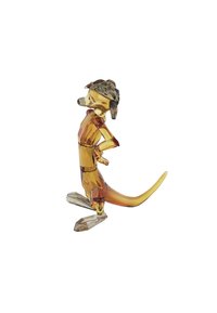 Figurina di cristallo di un canguro, con tonalità di ambra e marrone, superficie sfaccettata e un copricapo decorato in dettaglio. La coda si estende con grazia.