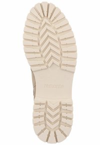 Sole obuvi Remonte v měkké béžové gumě se vzorem cik-cak pro lepší přilnavost, s embosovaným logem a velikostí číslo 37.