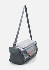 Nike Performance BRASILIA S 41L UNISEX  - Saco de desporto - smoke grey orange trance