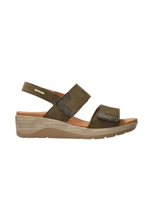 Sandale en daim vert olive avec brides ajustables, semelle intérieure rembourrée beige et talon compensé bas beige pour un usage décontracté.