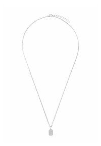 Silverfärgad kedjehalsband med en rektangulär berlock som har en texturerad yta med små upphöjda detaljer och ett spänne med en förlängningskedja.