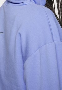 Nike Performance Jersey con capucha - lilac