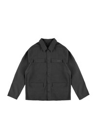 Czarna szara kurtka z kołnierzem, długimi rękawami, dwoma kieszeniami z przodu oraz subtelnym detalem logo po lewej stronie u góry. Wykonana z wytrzymałego materiału.
