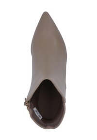 Botín de tobillo de imitación de cuero beige con punta afilada, textura suave y cremallera lateral. El interior presenta un forro marrón suave.