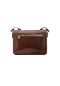 Borsa a tracolla in pelle marrone con una finitura liscia e lucida, dotata di una tasca con zip sul davanti e cuciture a contrasto. Include una tracolla regolabile.