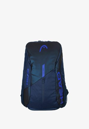 Marineblauwe HEAD sportrugzak met een ritssluiting aan de voorkant, mesh zijvakken en blauw merklogo aan de voorkant en zijkanten.