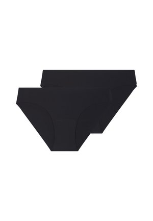 Zwei schlichte schwarze nahtlose Damenbikinislips, die sich vor weißem Hintergrund überlappen.