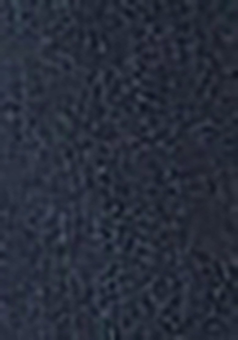 Tejido azul oscuro con textura, que presenta un patrón sutil. El material parece suave con un ligero brillo, adecuado para tapicería o prendas de vestir.