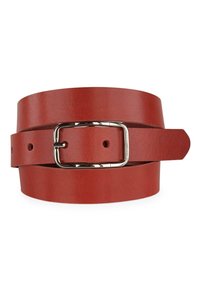 Cinturón de cuero rojo con una textura lisa, que presenta una hebilla rectangular de metal plateado y varios agujeros para un tamaño ajustable.