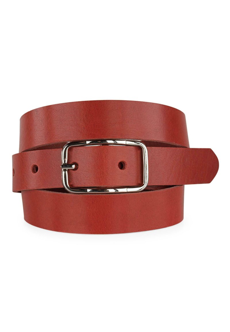 Cinturón de cuero rojo con una textura lisa, que presenta una hebilla rectangular de metal plateado y varios agujeros para un tamaño ajustable.