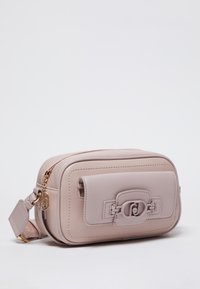 Borsa a tracolla rettangolare in pelle rosa chiaro con patta frontale, accessori in metallo e superficie texture. Presenta una chiusura con zip e un'etichetta decorativa.