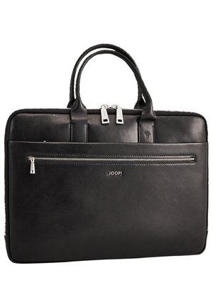 Schwarze Ledertasche mit zwei Griffen, einer Fronttasche mit Reißverschluss, geprägtem Logo und glatter Textur. Mit silberfarbenen Hardware-Akzenten.