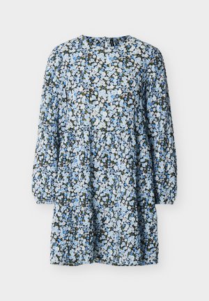 Robe à manches longues, longueur genou, avec motif floral bleu, blanc et vert et taille froncée sur un fond uni.