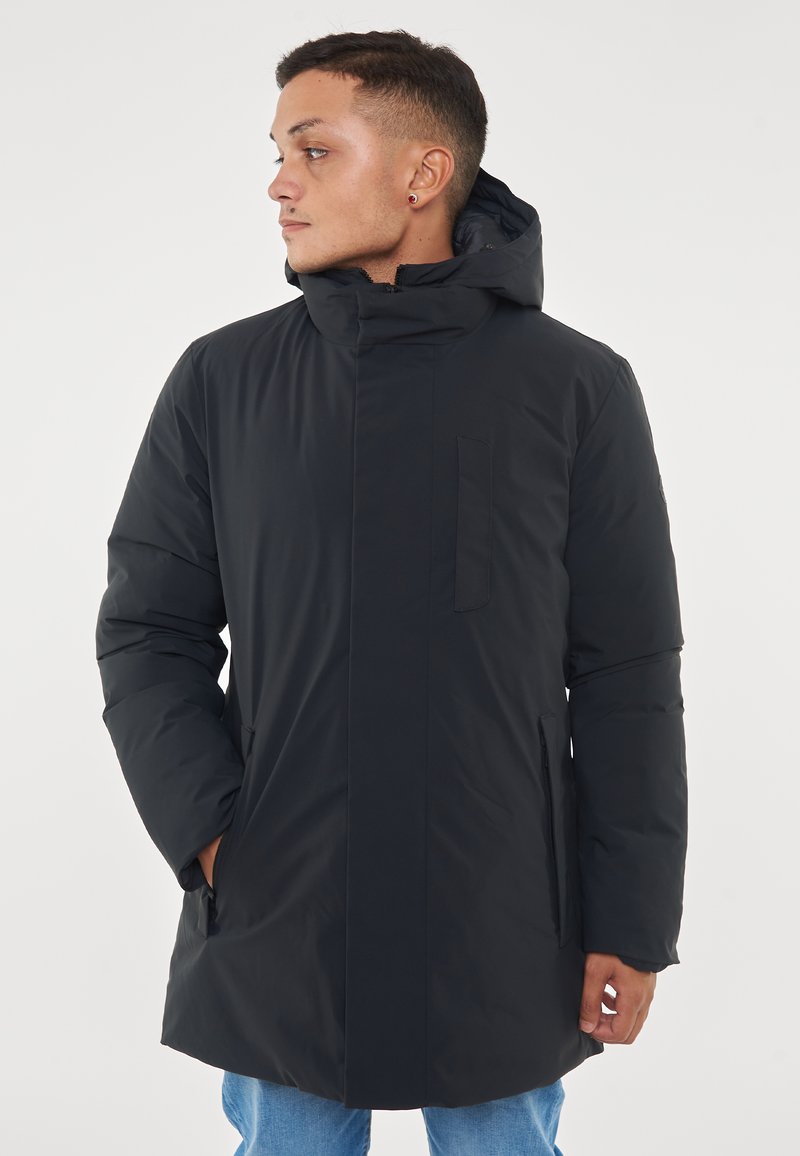 Parka nera impermeabile con cappuccio, dotata di chiusura frontale con zip, due tasche laterali e una texture liscia e imbottita.