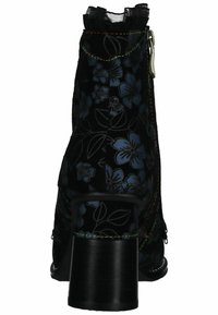 Černé sametové kotníkové boty s modrou květinovou výšivkou, řaseným límcem a pevný černý podpatek. Boční zip pro snadné obouvání.