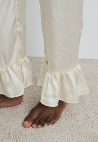 Lindex SET FLOUNCE - Komplet pižame - white
