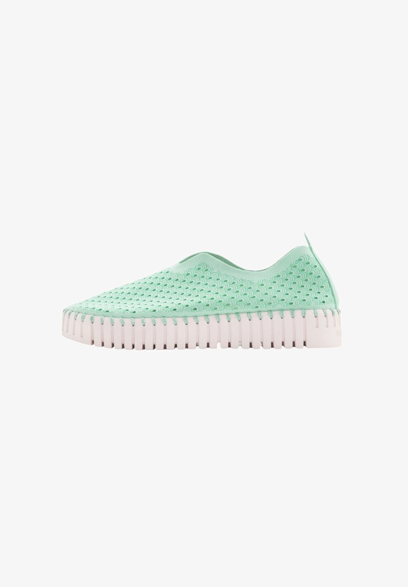Mintgrüne Schlupfschuhe aus flexiblem Material, mit einer strukturierten Oberfläche im Wellenmuster und einer dicken weißen Sohle mit Riffelung.