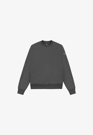 Sweat-shirt gris en tissu doux, avec un col rond, des manches longues, des poignets ribs et un petit logo cousu sur la manche gauche.