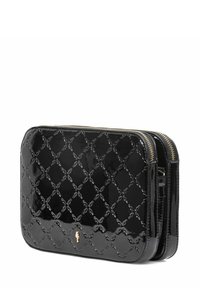Czarna torebka z lakierowanej skóry z pikowanym wzorem, podwójnym zamknięciem na zamek i złotymi akcentami. Kompaktowy prostokątny kształt.