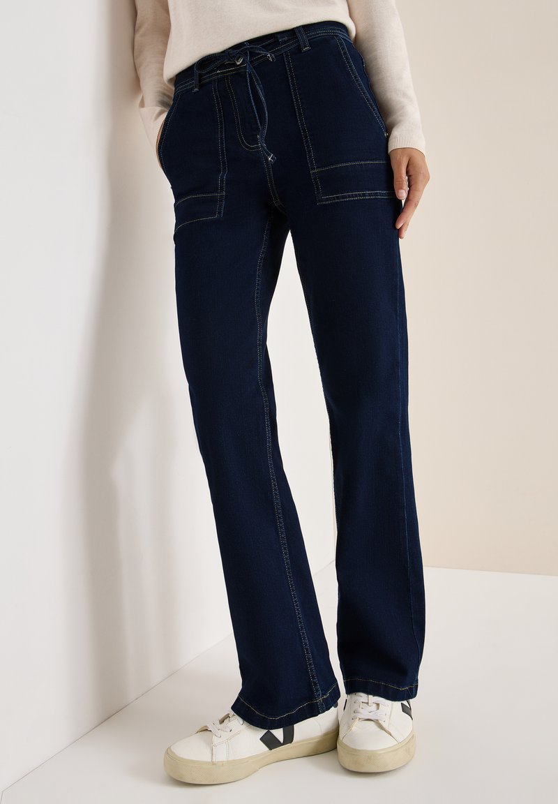 Pantaloni a gamba larga di denim blu navy, con tasche frontali, vita con cordoncino e dettagli di cucitura a contrasto.