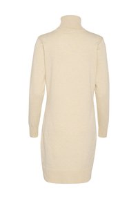 Beige adītā krekla kleita ar augstu apkakli, garām piedurknēm un ribota tipa aprocēm, ar gludu tekstūru un nedaudz brīvāku piegriezumu.