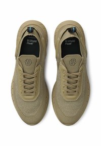 Beige leichte Sneaker mit einem Mesh-Obermaterial, elastischen Schnürsenkeln, einer strukturierten Gummisohle und einem schwarzen und blauen Akzent am Fersenlaschen.