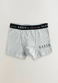 Pilki medvilniniai bokseriai su juodu elastingu juosmeniu, kuriame balta tekstu parašyta "BAKER by TED BAKER", pabrėžiantys paprastą dizainą.