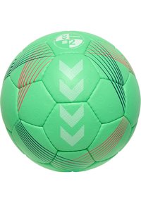 Grön handboll med texturerad yta, vita zickzackmönster och flerfärgade linjer i röd och marinblå. Cirkulärt logotyp på toppen.