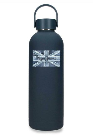 Botella de agua de metal negro mate con un parche de tela que muestra un diseño de la bandera del Reino Unido y el logo de "Pepe Jeans London", tapa con asa ancha.