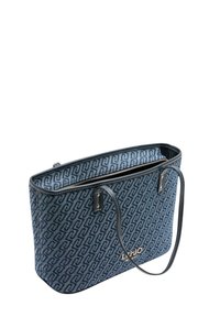 Blå tygväska med mönstrat tyg på utsidan, dubbla bärremmar, dragkedjestängning och guldfärgad logotypdetalj framtill.