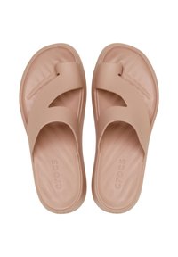 Hellrosa Slip-On-Sandalen mit glatter Kunststoff-Oberfläche, offenes Zehendesign und gekrümmtem Riemen für Komfort. Strukturiertes Fußbett.