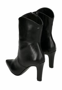 Czarne skórzane botki za kostkę z wydłużonym noskiem, smukłym obcasem i zapięciem na zamek; gładka tekstura i subtelny detal z logo po boku.