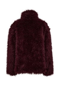 Burgundyröd fuskpälsjacka med hög krage och texturerad, fluffig utsida; långa ärmar och en kort, boxig form.
