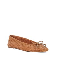 Geweven tan ballet flats met een spitse neus, eenvoudige strikaccent en een gestructureerd leren materiaal. Platte zool voor gemakkelijk dragen.