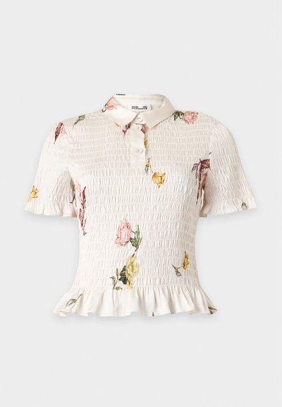 Blouse blanche à manches courtes froncées, ourlet volanté, imprimé floral, col et trois boutons à l'avant.