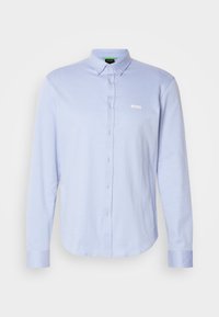 Ljusblå skjorta med krage, långa ärmar och ett subtilt texturerat mönster. Har en vit "BOSS"-logotyp på bröstet.