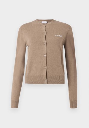 Cardigan lavorato a maglia beige con maniche lunghe, scollatura rotonda e chiusura con bottoni. Presenta orlo e polsini a coste, con "2ND DAY" ricamato sul davanti.