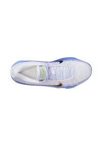 Witte sportieve schoen met een gebreide textuur, paarse zool, zwarte en gouden accenten, en neon groene details op de tong en zijkant.