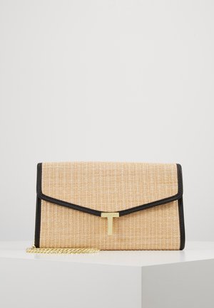 Pochette rectangulaire beige tissée avec bordure noire, fermeture à cliquant en forme de T doré, et bandoulière chaîne dorée posée sur une surface blanche.