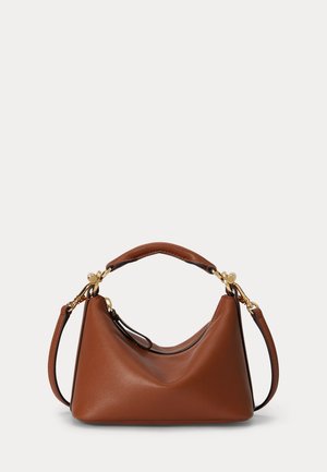 Borsa in pelle marrone con manico superiore e tracolla sganciabile, dotata di ferrature color oro e chiusura con cerniera.