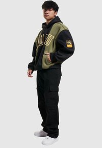 FUBU - COLLEGE BLOCK MESH - Sweat à capuche - black olive Image miniature 1