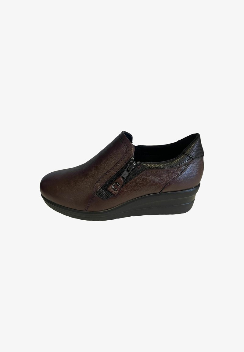 Le scarpe slip-on in pelle marrone presentano una chiusura con zip, dettagli neri testurizzati e una suola a cuneo per maggiore altezza e comfort.
