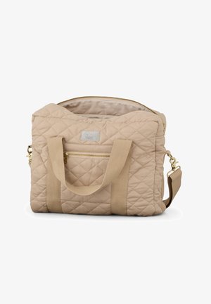 Bolsa de viaje de tela acolchada beige con dos asas superiores, bolsillo frontal con cremallera y correa de hombro desmontable, mostrando el compartimento principal abierto.