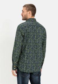 Langarmhemd in Dunkelblau mit floralem Muster in Grün und Gelb. Aus Baumwollmix, mit Knopfmanschetten und klassischem Kragen.