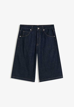 Sötétkék farmer térdig érő rövidnadrág, elöl gombos, cipzáras záródással, ötpocketes kialakítással és kontrasztos varrással.