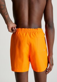 Calvin Klein Swimwear MEDIUM DRAWSTRING - Shorts da mare - sun kissed orange
